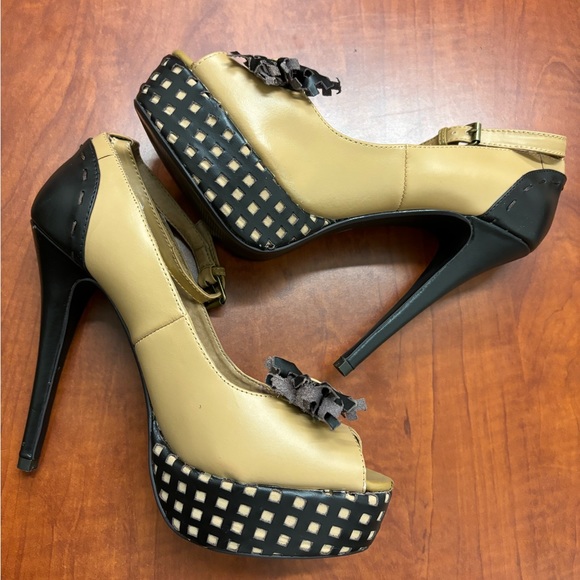 Two Lips retro style ankle strap platforms. - Picture 7 of 10